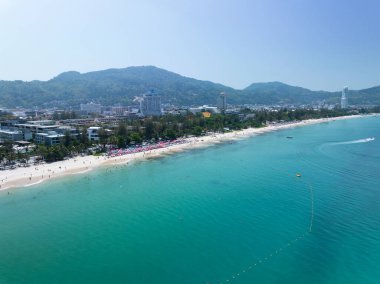 Kumlu sahile vuran dalgalar, yaz mevsiminde deniz manzaralı güzel dalgalar, inanılmaz plaj rengarenk su arka planı.