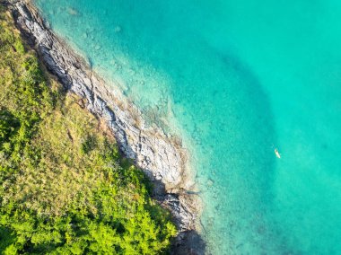 Tropikal deniz manzarası mavi gökyüzü beyaz bulutlar arka plan, yaz denizi manzarası arka plan