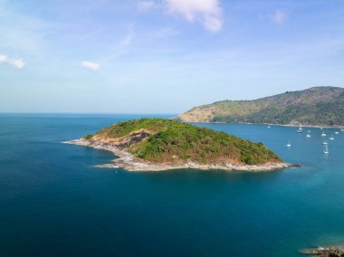 Tropikal deniz manzarası mavi gökyüzü beyaz bulutlar arka plan, yaz denizi manzarası arka plan
