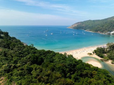 Tropikal deniz manzarası mavi gökyüzü beyaz bulutlar arka plan, yaz denizi manzarası arka plan