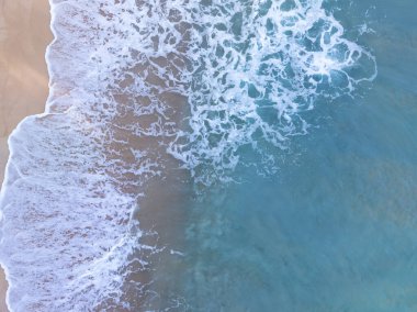 Kumlu sahile vuran dalgalar, yaz mevsiminde deniz manzaralı güzel dalgalar, inanılmaz plaj rengarenk su arka planı.