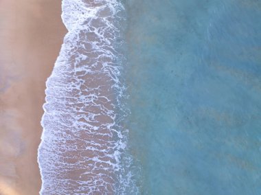 Kumlu sahile vuran dalgalar, yaz mevsiminde deniz manzaralı güzel dalgalar, inanılmaz plaj rengarenk su arka planı.