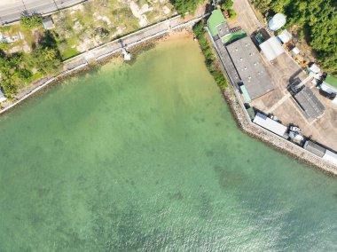 Tropik deniz sahili manzarası mavi gökyüzü beyaz bulutlar arka plan, yaz denizi sahili arka plan