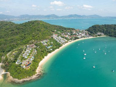 Tropik deniz sahili manzarası mavi gökyüzü beyaz bulutlar arka plan, yaz denizi sahili arka plan