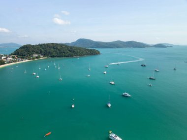 Tropik deniz sahili manzarası mavi gökyüzü beyaz bulutlar arka plan, yaz denizi sahili arka plan