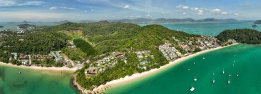 Tropik deniz sahili manzarası mavi gökyüzü beyaz bulutlar arka plan, yaz denizi sahili arka plan