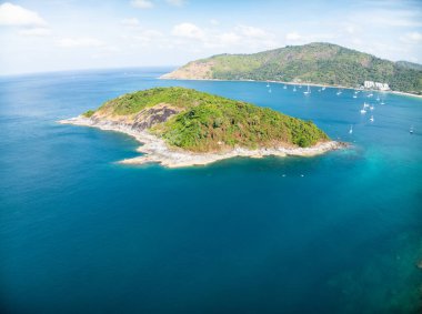 Tropikal deniz manzarası mavi gökyüzü beyaz bulutlar arka plan, yaz denizi manzarası arka plan
