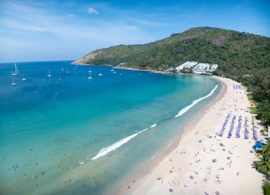 Kumlu sahile vuran dalgalar, yaz mevsiminde deniz manzaralı güzel dalgalar, inanılmaz plaj rengarenk su arka planı.