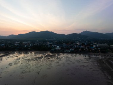 Manzara Günbatımı Gökyüzü, Doğa Güzel Işık Batımı ya da Deniz üzerinde Gündoğumu, Renkli dramatik görkemli gün batımı Gökyüzü İnanılmaz bulutlar ve günbatımı gökyüzü, Doğa Işığı Bulutu arka planı