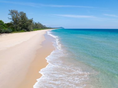 Tropik deniz sahili manzarası mavi gökyüzü beyaz bulutlar arka plan, yaz denizi sahili arka plan