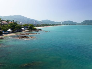 Tropikal deniz manzarası mavi gökyüzü beyaz bulutlar arka plan, yaz denizi manzarası arka plan