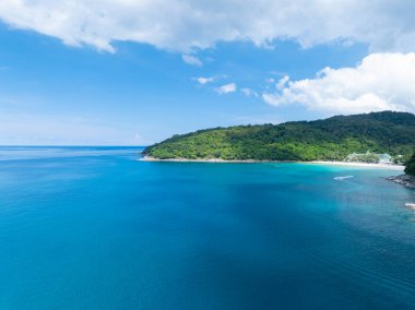 Tropikal deniz manzarası mavi gökyüzü beyaz bulutlar arka plan, yaz denizi manzarası arka plan