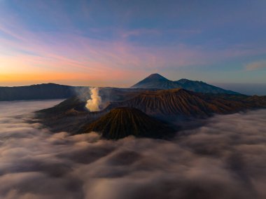 Bromo Volkanı 'ndaki hava manzaralı dağlar gündoğumunda gökyüzü, Bromo Tengger Semeru Ulusal Parkı' ndaki Penanjakan Güzel Dağları, Doğu Java, Endonezya.