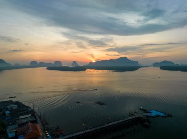 Doğa deniz manzarası güzel Gün batımı ya da deniz üzerinde gün doğumu, renkli manzara Gökyüzü, inanılmaz gökyüzü renkli ışık bulutu arkaplan