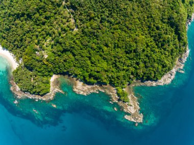 Phuket Adası Tayland 'daki tropik deniz kıyılarının hava görüntüsü, güzel deniz manzarası.