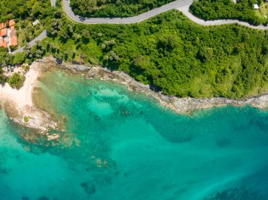 Yaz mevsiminde Phuket Adası 'nda güzel deniz manzarası, güzel hava günlerinde inanılmaz deniz manzarası, doğa sahili arka planı.