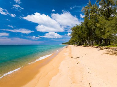 Güzel deniz sahili arka planı, güzel hava gününde inanılmaz deniz okyanusu, doğanın kumsal arka planı.
