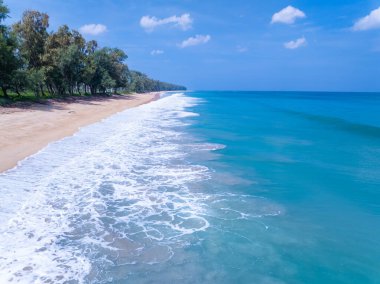 Tropik deniz sahili manzarası mavi gökyüzü beyaz bulutlar arka plan, yaz denizi sahili arka plan