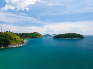 Yaz mevsiminde Phuket Adası 'nda güzel deniz manzarası, güzel hava günlerinde inanılmaz deniz manzarası, doğa sahili arka planı.