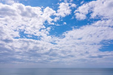 Tropik deniz sahili manzarası mavi gökyüzü beyaz bulutlar arka plan, yaz denizi sahili arka plan