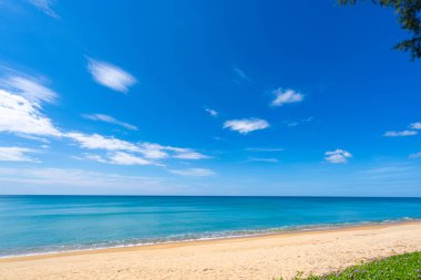 Güzel deniz sahili arka planı, güzel hava günlerinde inanılmaz deniz okyanusu kumlu sahile vuran güzel dalgalar doğa kumsalı arka planı.