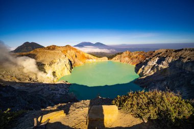 Turkuaz Su Gölü ile Deadwood Yapraksız Ağacı, Güzel doğa manzarası dağı ve Kawah Ijen volkanı, Doğu Java, Endonezya 'da yeşil göl