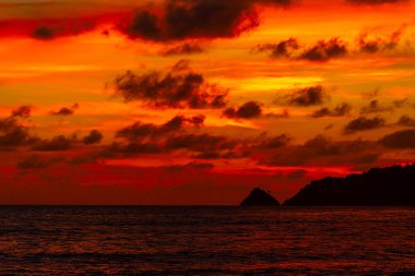 Güzel renkli gün batımı ya da deniz üzerinde gün doğumu dramatik bulutlar doğa arka planı