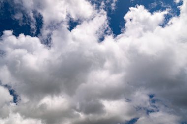 Güzel mavi gökyüzü beyaz bulutlar doğa çevresi