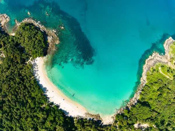 Özgürlük Sahili Phuket Tayland 'daki güzel Phuket Adası' ndaki Tropikal sahil manzarası inanılmaz.