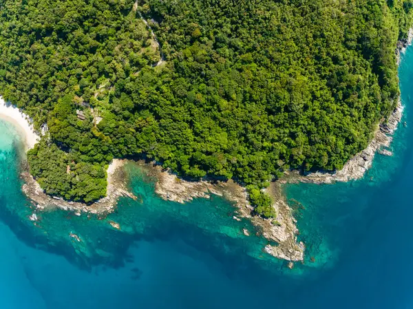 Phuket Adası Tayland 'daki tropik deniz kıyılarının hava görüntüsü, güzel deniz manzarası.