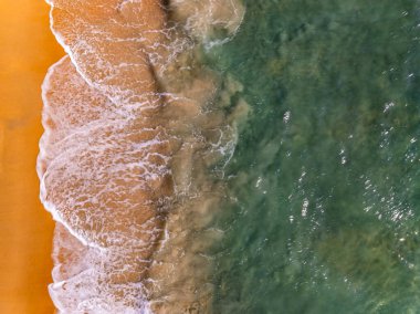 Muhteşem Top Manzaralı, karanlık deniz manzaralı arka plan, kumlu sahile vuran yaz deniz dalgaları, yüksek açılı okyanus manzaralı arka plan.