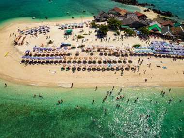 Phang Nga Tayland 'daki Koh Khai Maew Adası' ndaki tropikal kumlu deniz manzaralı harika küçük adanın insansız hava görüntüsü.