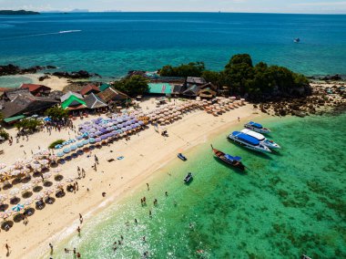 Phang Nga Tayland 'daki Koh Khai Maew Adası' ndaki tropikal kumlu deniz manzaralı harika küçük adanın insansız hava görüntüsü.
