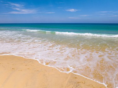 Güzel deniz sahili arka planı, güzel hava gününde inanılmaz deniz okyanusu, doğanın kumsal arka planı.