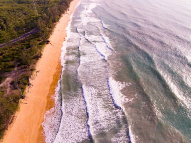 Kumlu sahile çarpan dalgaların hava görüntüsü, deniz yüzeyi okyanus dalgaları arka planı, plaj arka planı.