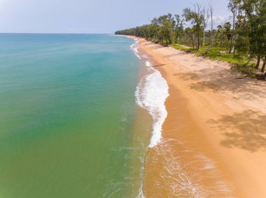 Kumlu sahile çarpan dalgaların hava görüntüsü, deniz yüzeyi okyanus dalgaları arka planı, plaj arka planı.