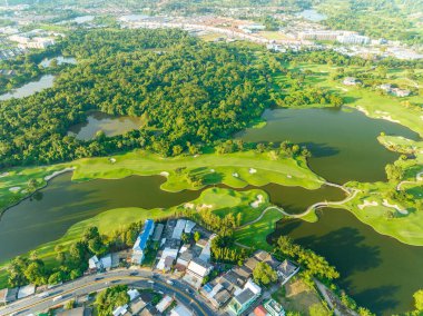 Yeşil golf sahasının hava manzarası spor arka planı ve seyahat için yukarıdan aşağıya görüntü, inanılmaz yeşil doğa manzarası.