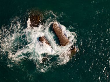 Deniz kıyısına çarpan dalgaların hava görüntüsü, deniz yüzeyi okyanus dalgaları arka plan