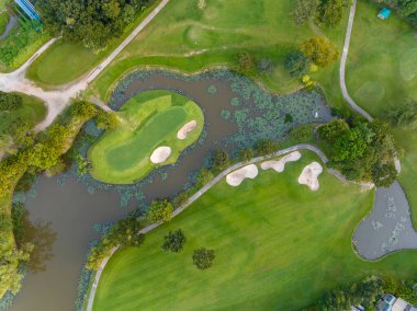 Yeşil golf sahasının hava manzarası spor arka planı ve seyahat için yukarıdan aşağıya görüntü, inanılmaz yeşil doğa manzarası.