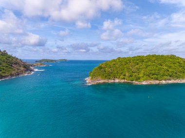 Yaz günündeki güzel okyanus yaz mevsiminde açık denizde doğa manzarası, doğa çevre ve seyahat arka planı, inanılmaz deniz arka planı.