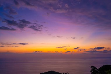 Manzara Günbatımı Gökyüzü, Doğa Güzel Işık Batımı ya da Deniz üzerinde Gündoğumu, Renkli dramatik görkemli gün batımı Gökyüzü İnanılmaz bulutlar ve günbatımı gökyüzü, Doğa Işığı Bulutu arka planı
