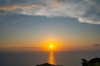 Manzara Günbatımı Gökyüzü, Doğa Güzel Işık Batımı ya da Deniz üzerinde Gündoğumu, Renkli dramatik görkemli gün batımı Gökyüzü İnanılmaz bulutlar ve günbatımı gökyüzü, Doğa Işığı Bulutu arka planı