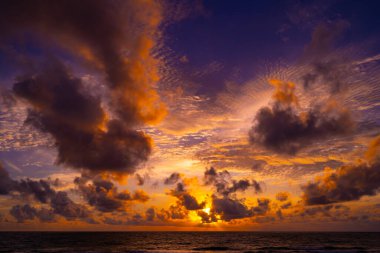 Güzel renkli gün batımı ya da deniz üzerinde gün doğumu dramatik bulutlar doğa arka planı