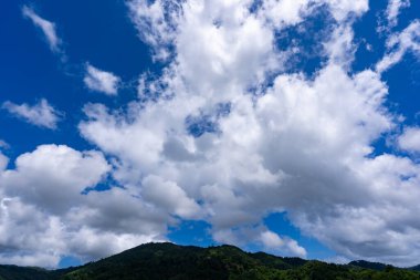 Güzel mavi gökyüzü beyaz bulutlar doğa çevresi