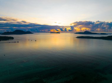 İnanılmaz gün batımı ya da deniz manzarası üzerinde gün doğumu gökyüzü, doğanın güzel renkli deniz manzarası arka planı, insansız hava manzarası okyanus arka planı