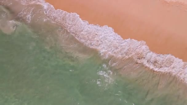 Дивовижні Хвилі Розбиваються Піщаному Березі Прекрасний Фон Морських Хвиль Фон — стокове відео