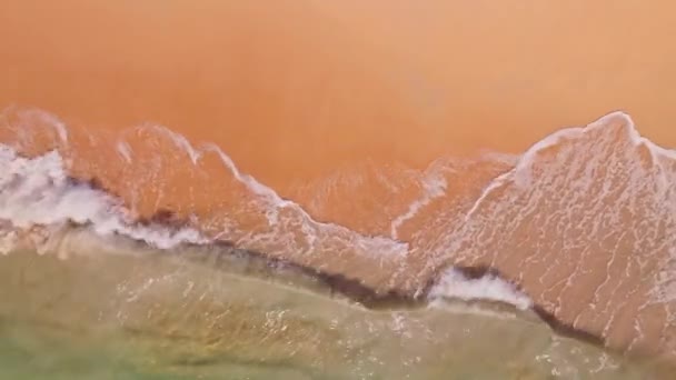 Дивовижні Хвилі Розбиваються Піщаному Березі Прекрасний Фон Морських Хвиль Фон — стокове відео