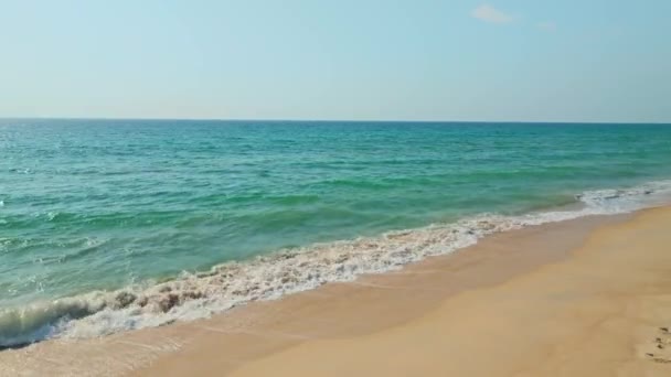 Geweldige Golven Crashen Zandige Kust Mooie Zee Golven Achtergrond Strand — Stockvideo