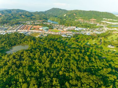 Yeşil golf sahasının hava manzarası spor arka planı ve seyahat için yukarıdan aşağıya görüntü, inanılmaz yeşil doğa manzarası.
