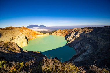 Turkuaz Su Gölü ile Deadwood Yapraksız Ağacı, Güzel doğa manzarası dağı ve Kawah Ijen volkanı, Doğu Java, Endonezya 'da yeşil göl